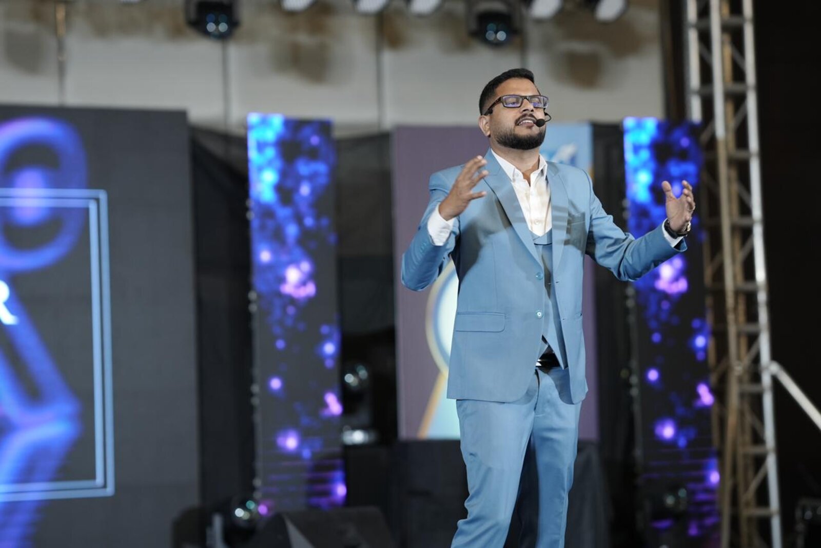 Edmen Talk speaking on stage
